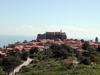 Paese con in cima il forte S.Giorgio