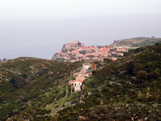 Paese dal sentiero per la colonia penale